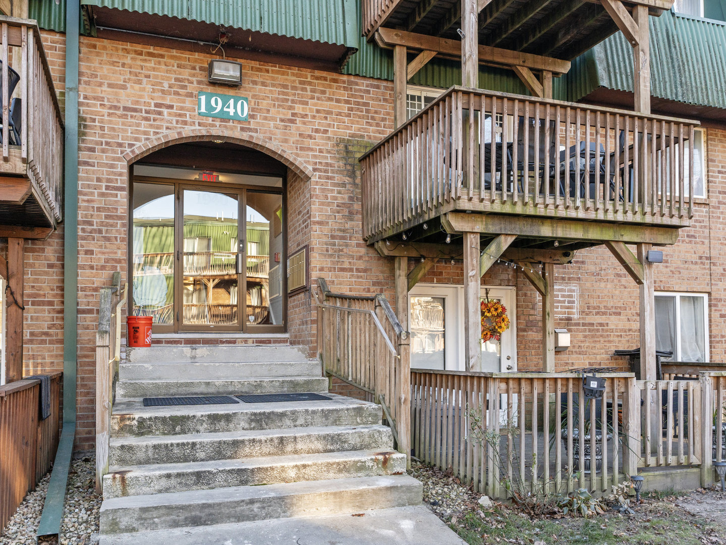 a view of entryway with a balcony