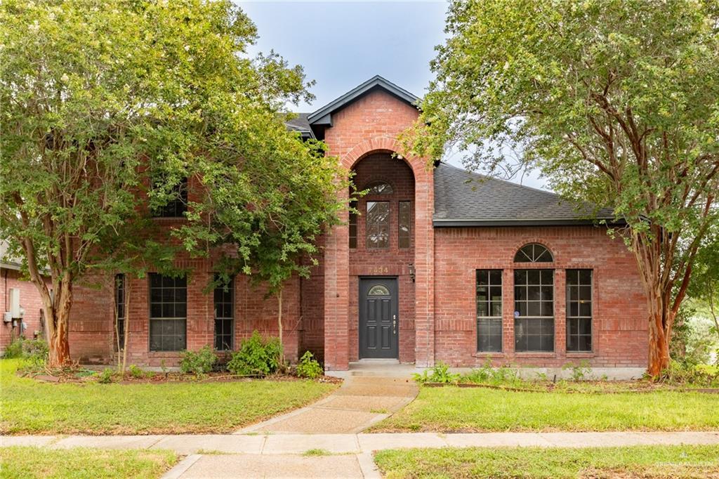 View of front facade featuring a front yard