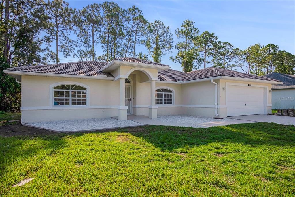 a view of a house with a yard