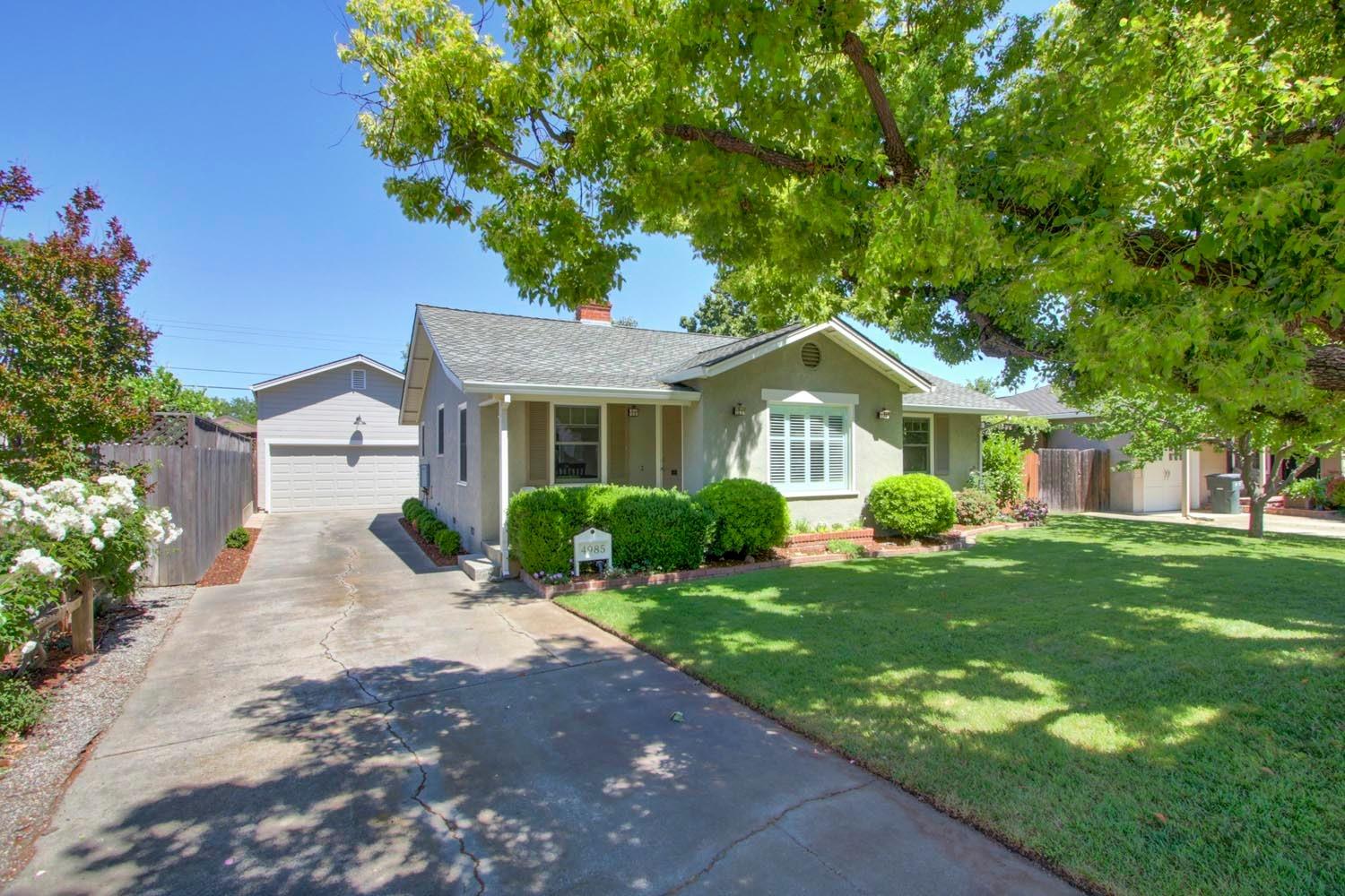 a view of a yard in front of house