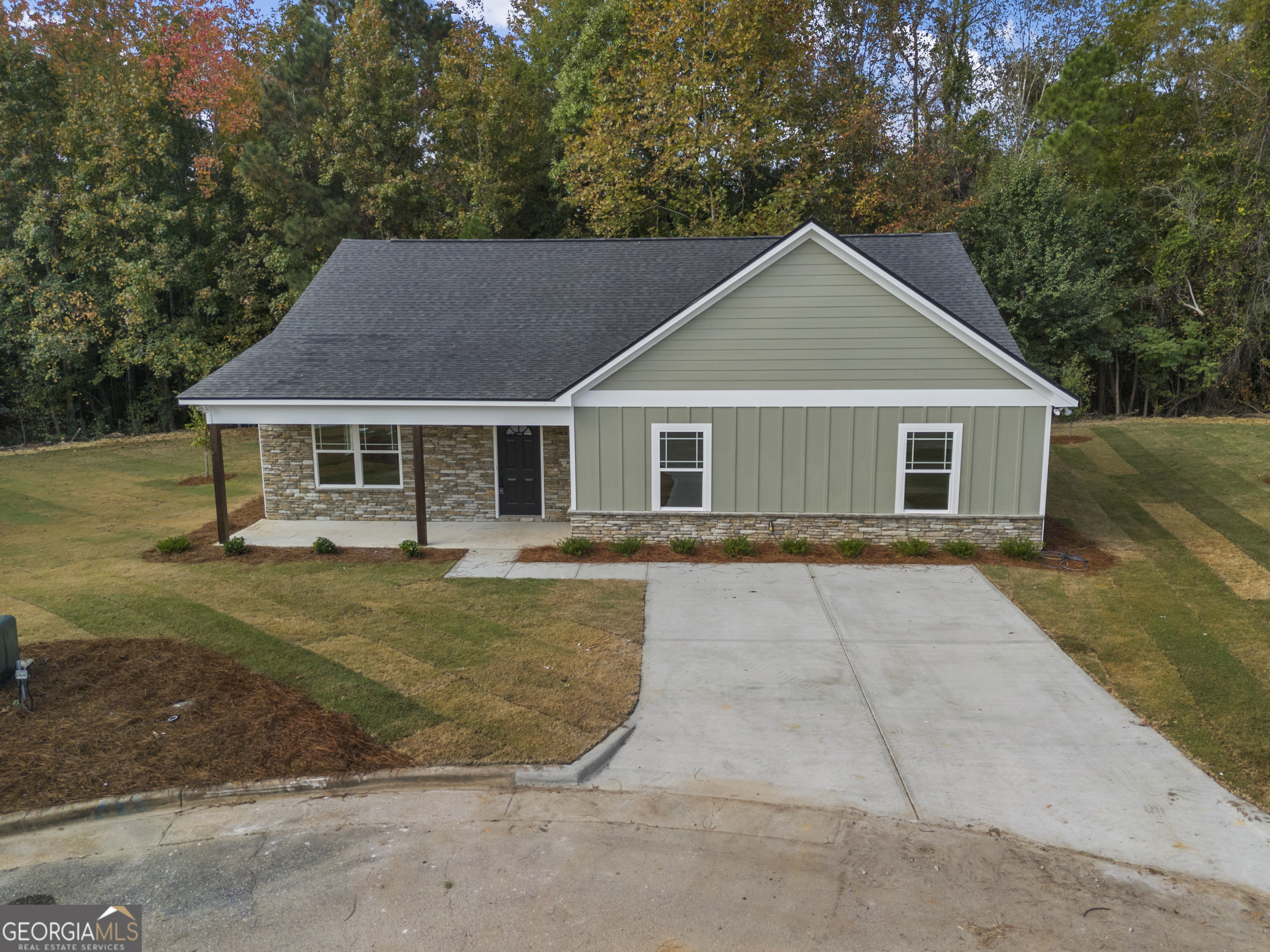 a view of a yard in front of house