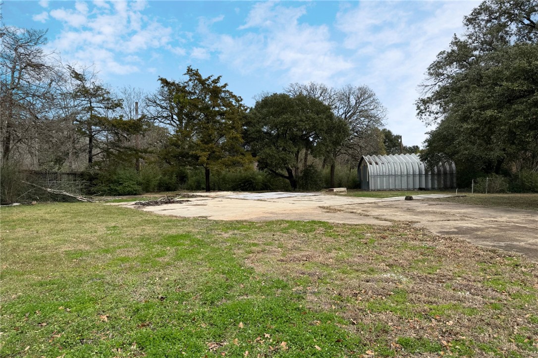 View of yard with an outdoor structure