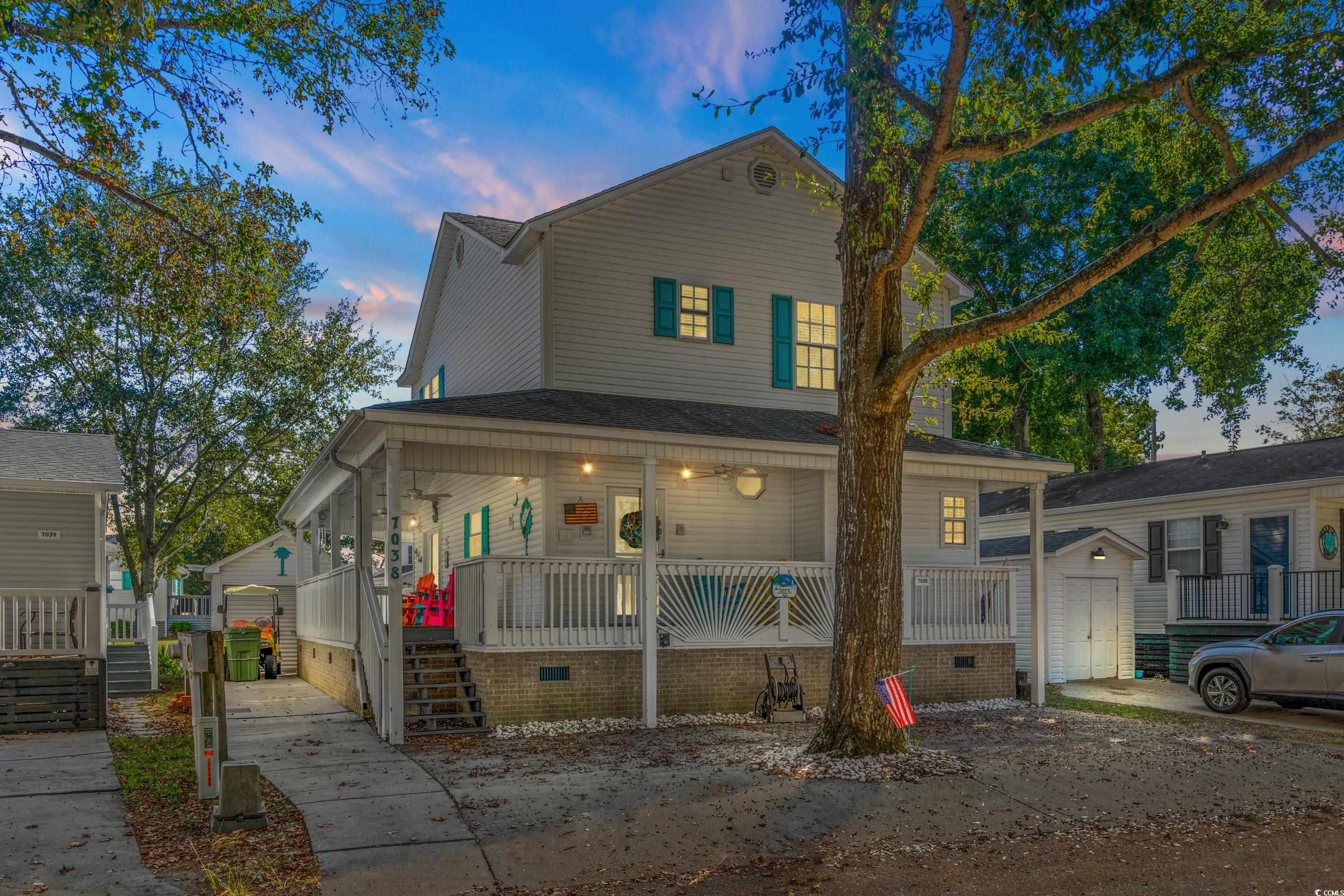 View of front of property featuring an outdoor str