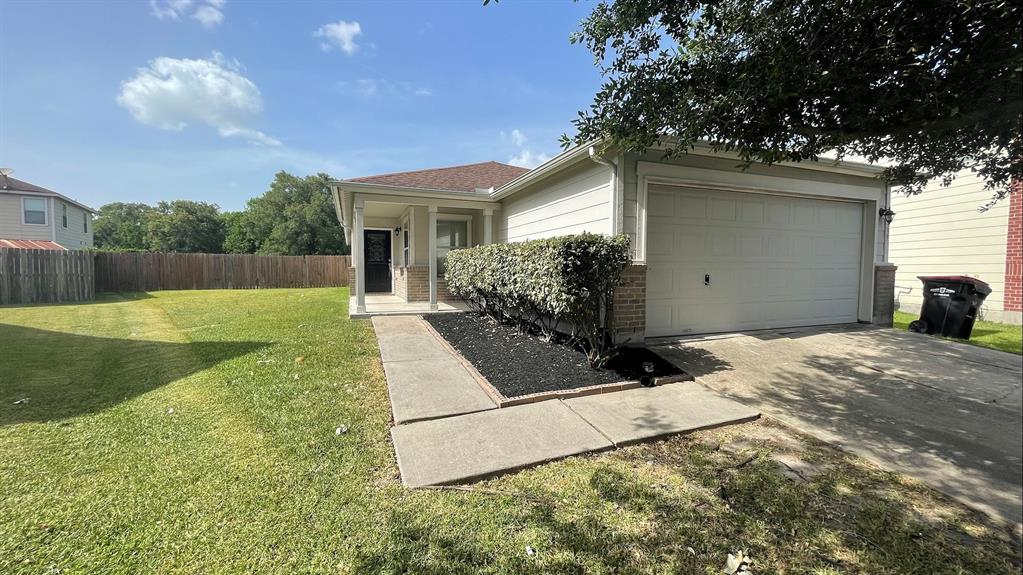 a view of a house with backyard and porch