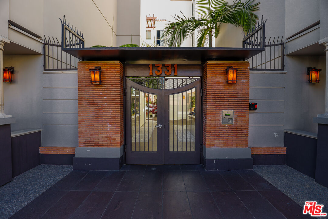 a view of entryway with a front door