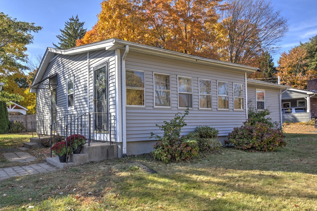 a view of a house with a yard