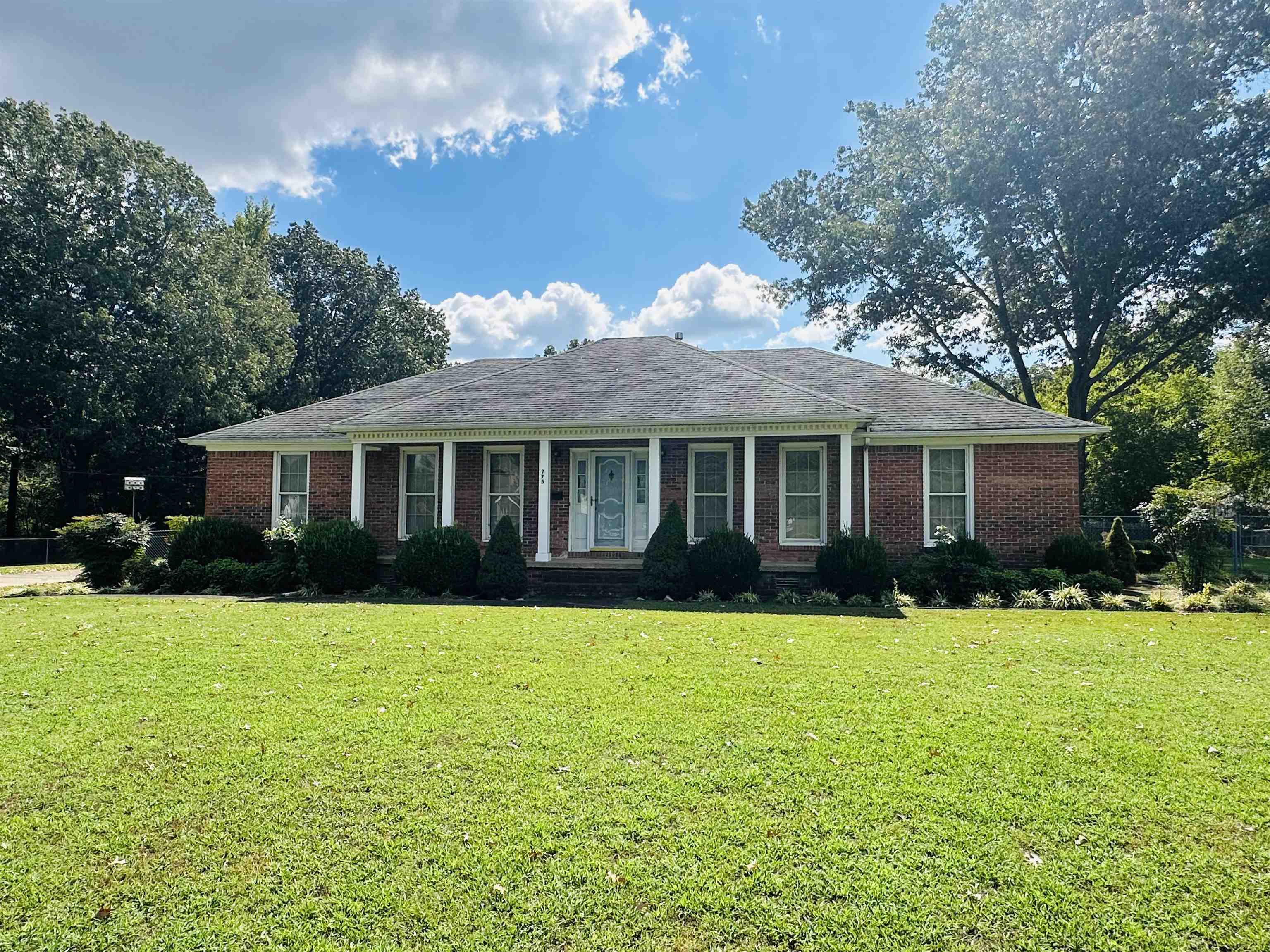 Single story home with a front yard