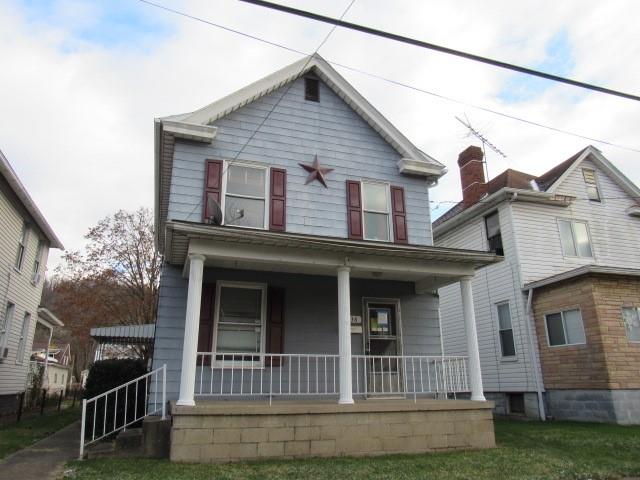 a view of front of a house with a yard