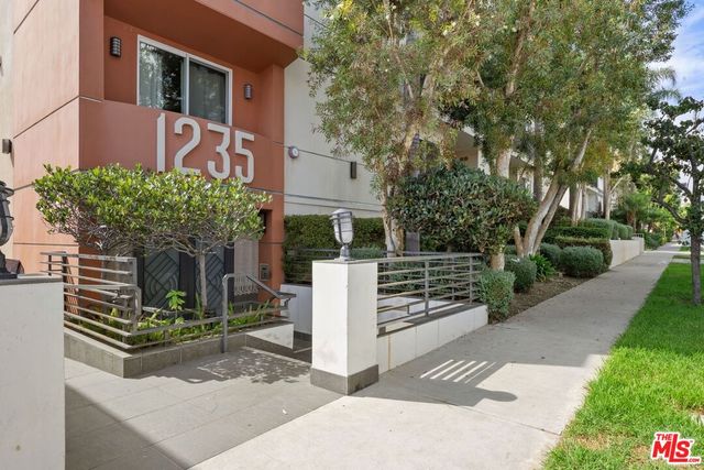 $5,299 | 1235 Granville Avenue, Unit 204 | West Los Angeles