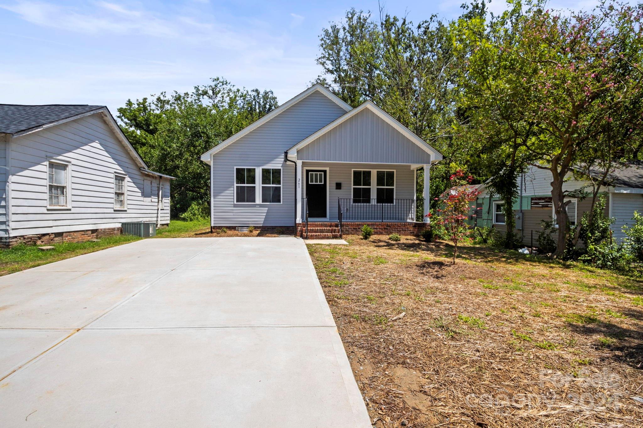 a view of a house with a yard