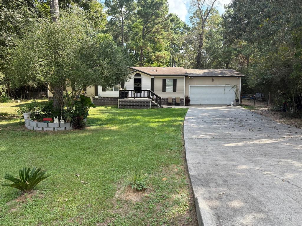 a view of a house with backyard