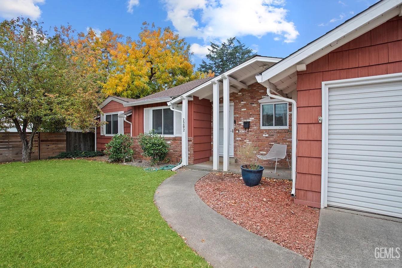 a view of a house with backyard