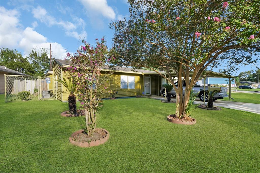 a view of a house with a backyard