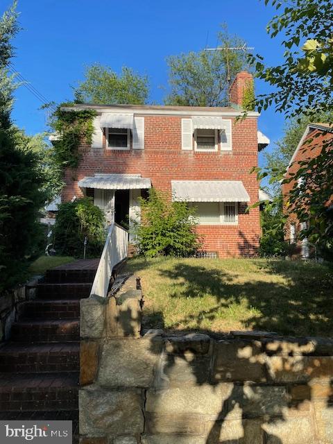 a front view of house with yard