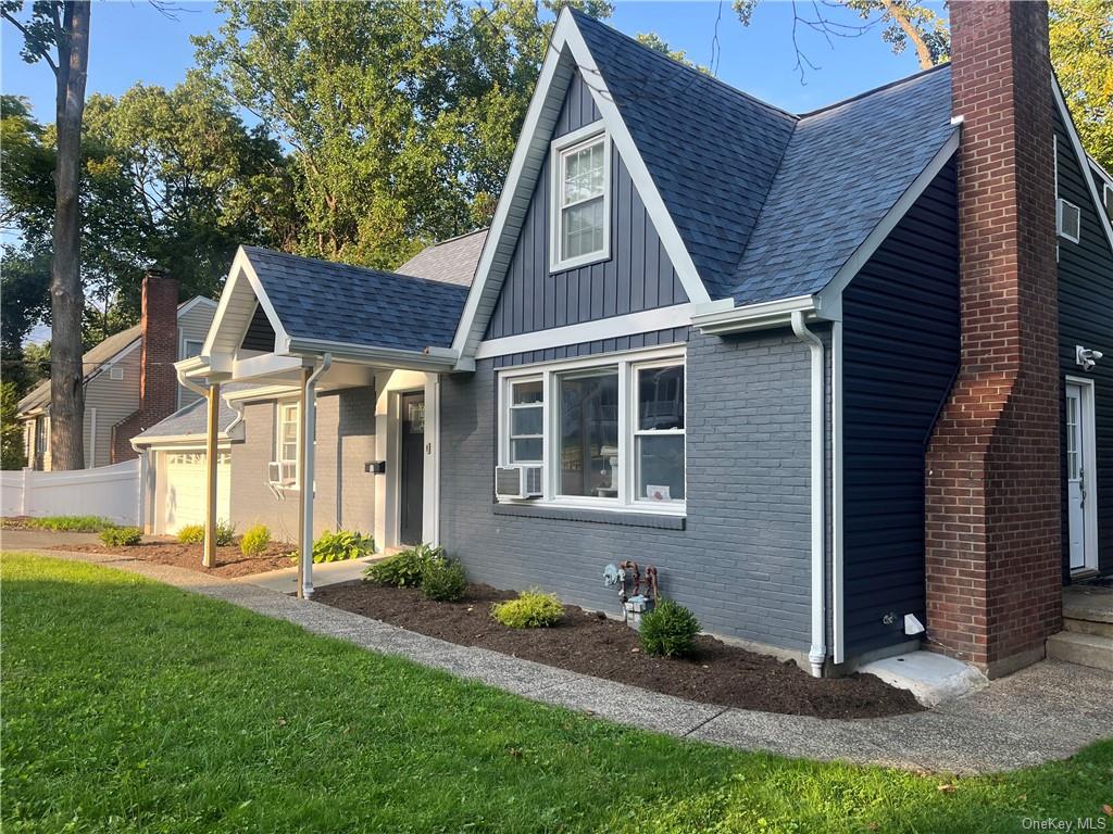 a view of a yard in front of house