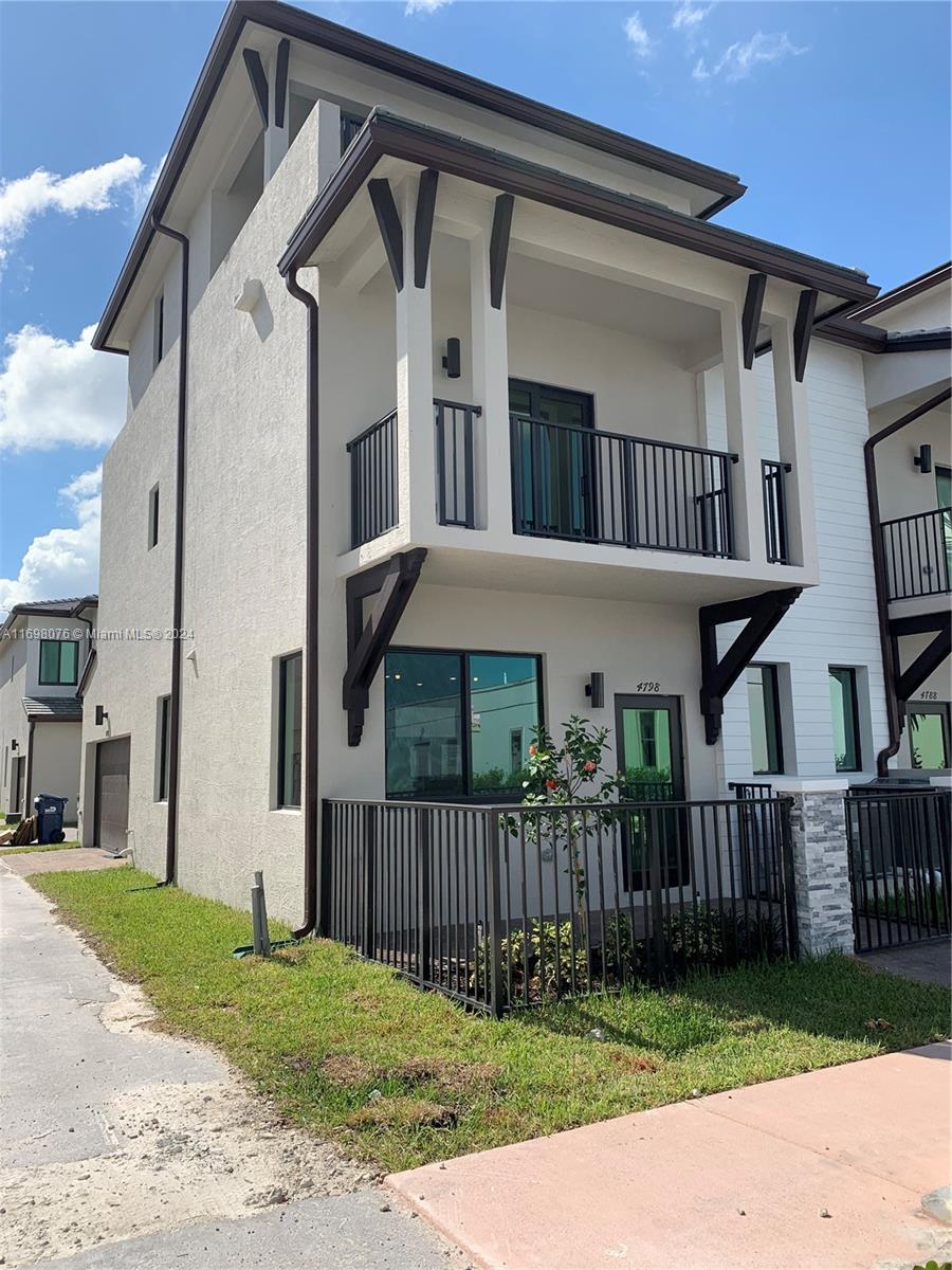 a view of front of house with a yard