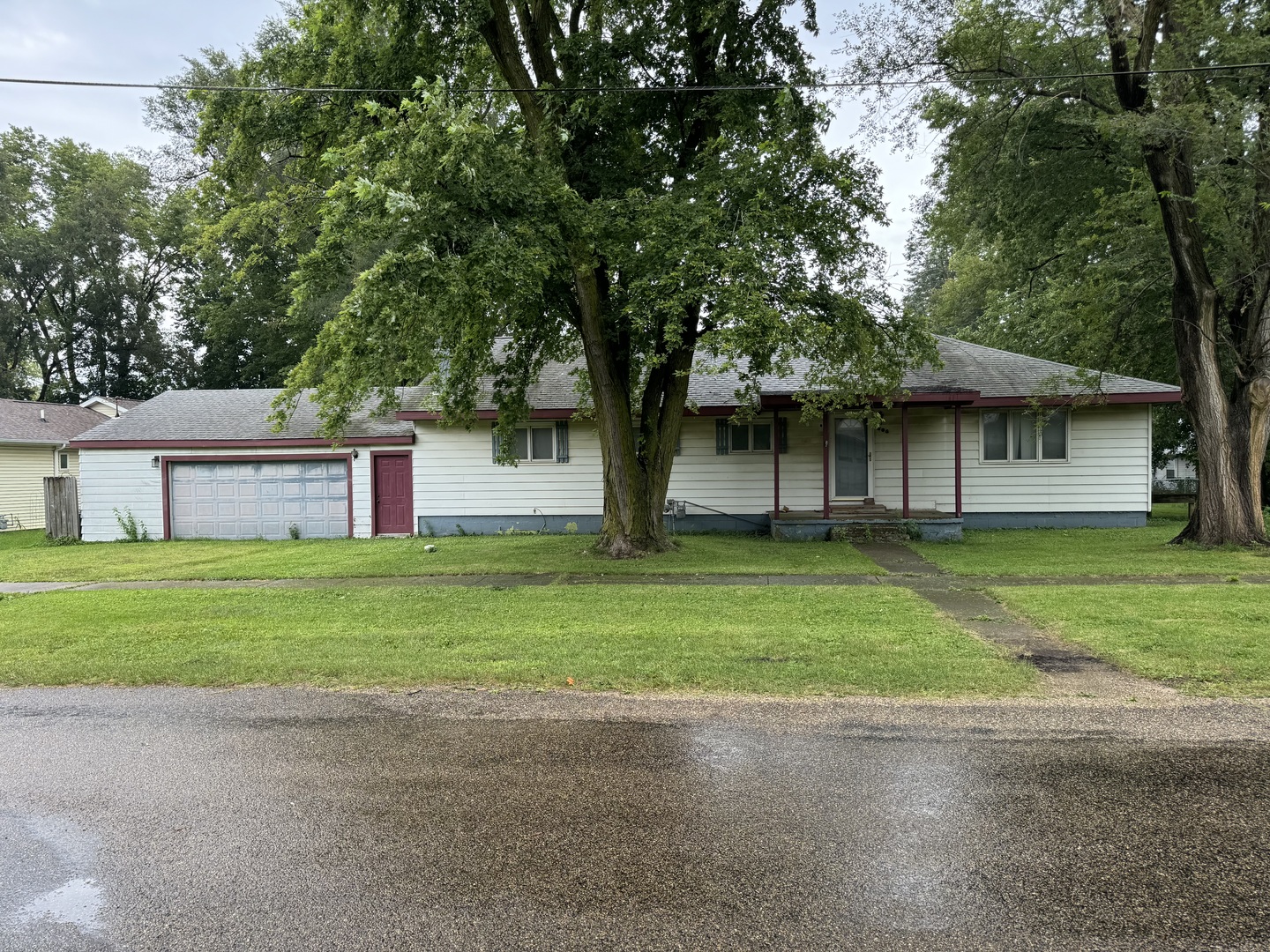 a view of a house with a yard