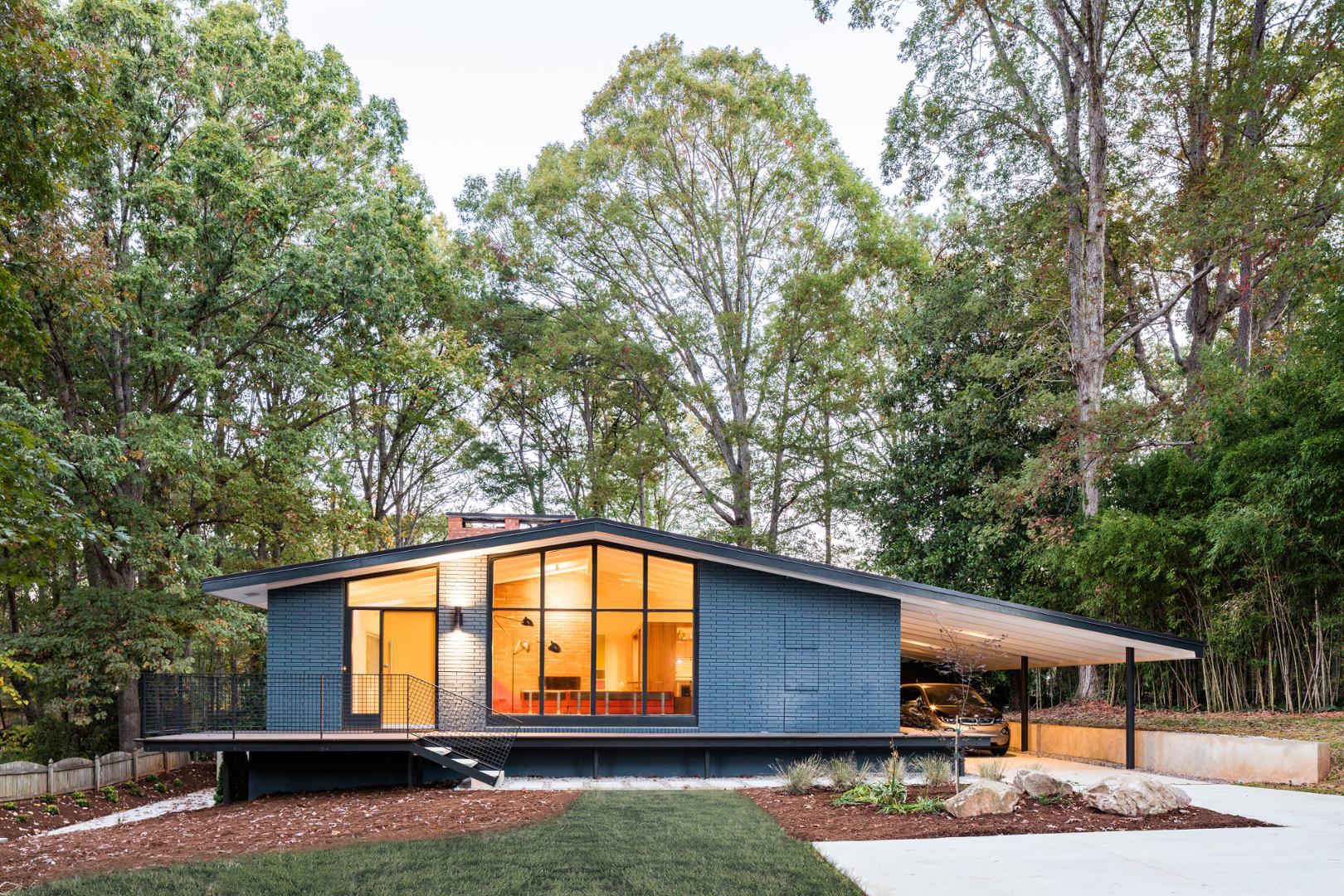 a view of a house with a backyard