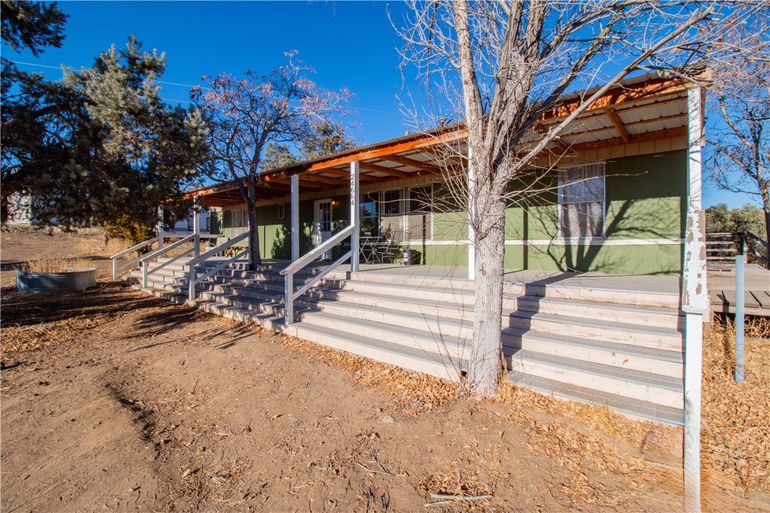 a view of a house with backyard and trees