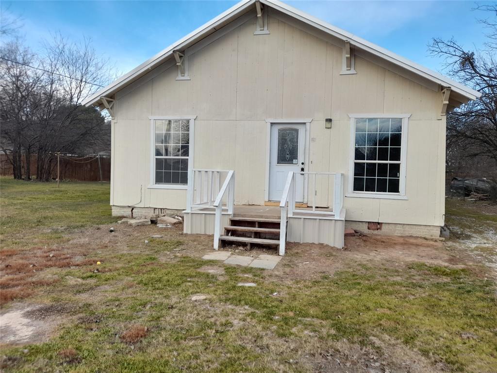 a view of a house with backyard