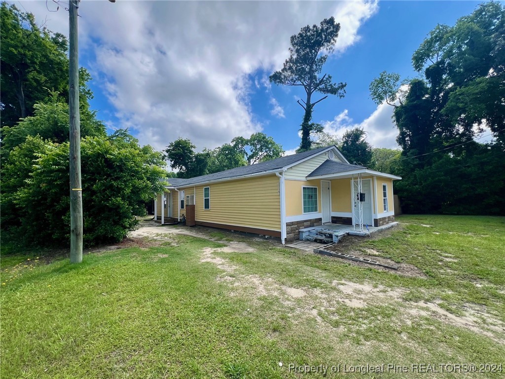 a view of a house with a yard