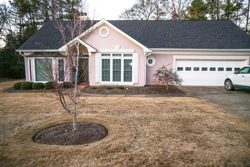 a view of a house with a yard