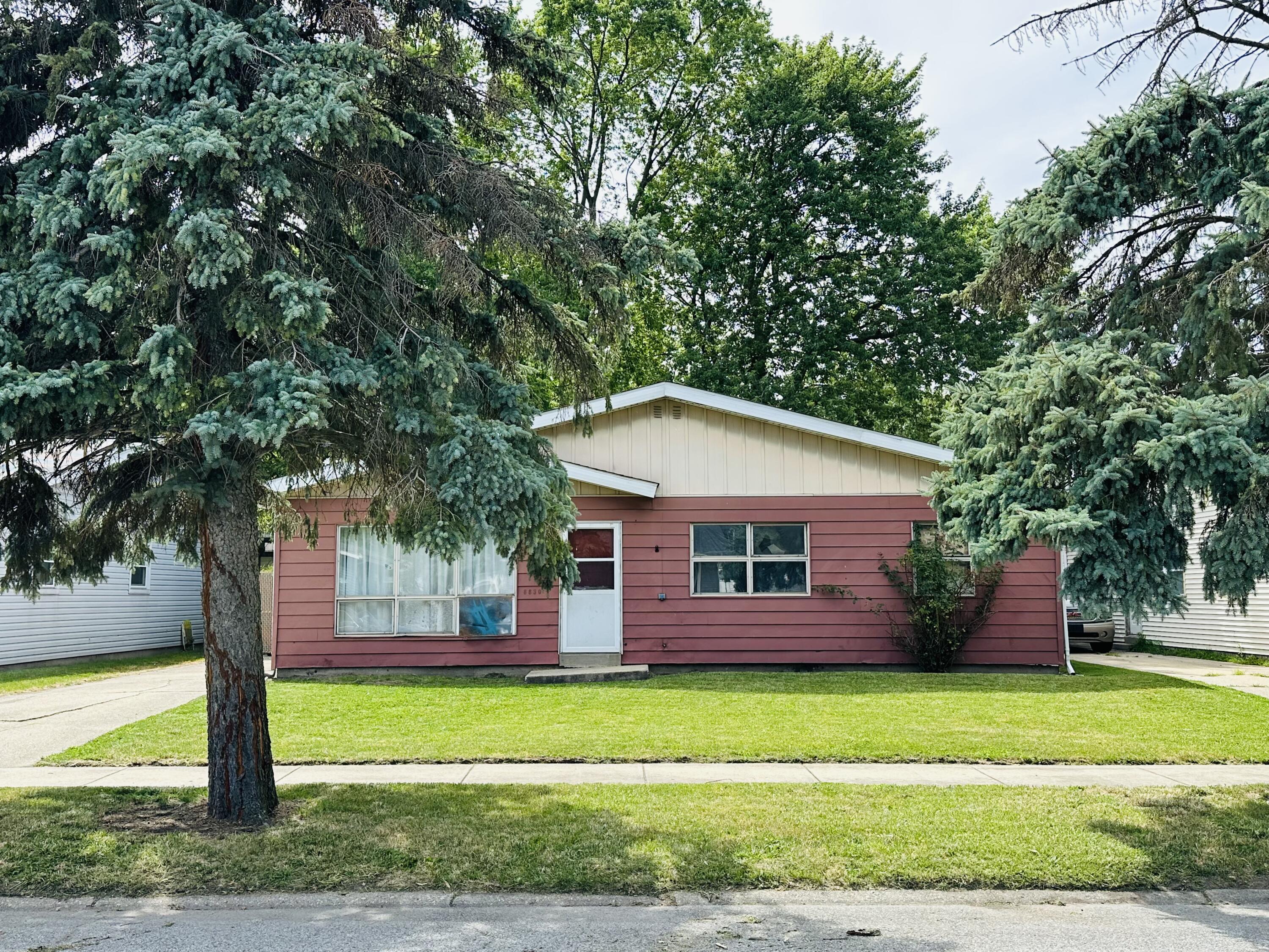 a view of a house with a backyard