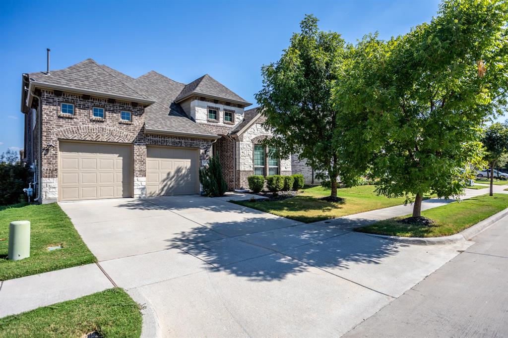 a view of a house with entertaining space