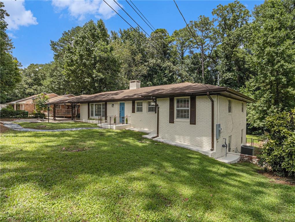 a view of a house with a yard