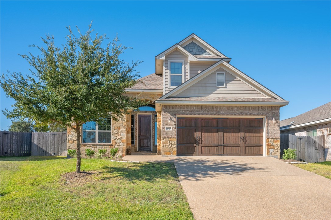 View of front of house featuring a front yard