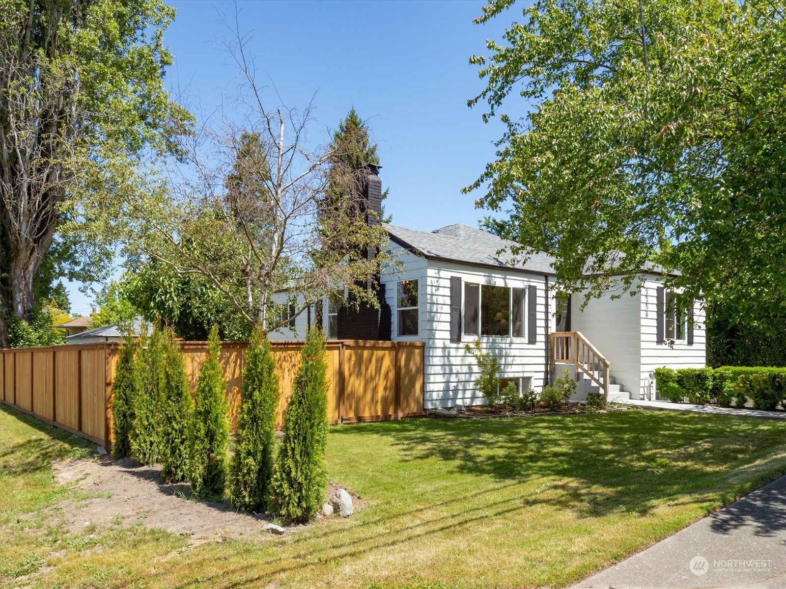 a view of a house with backyard