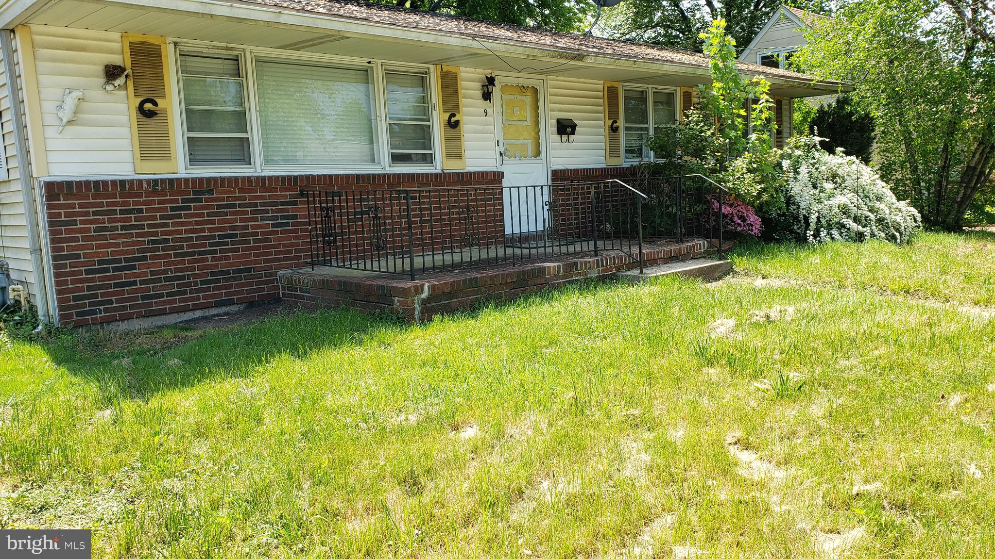 a view of house with backyard