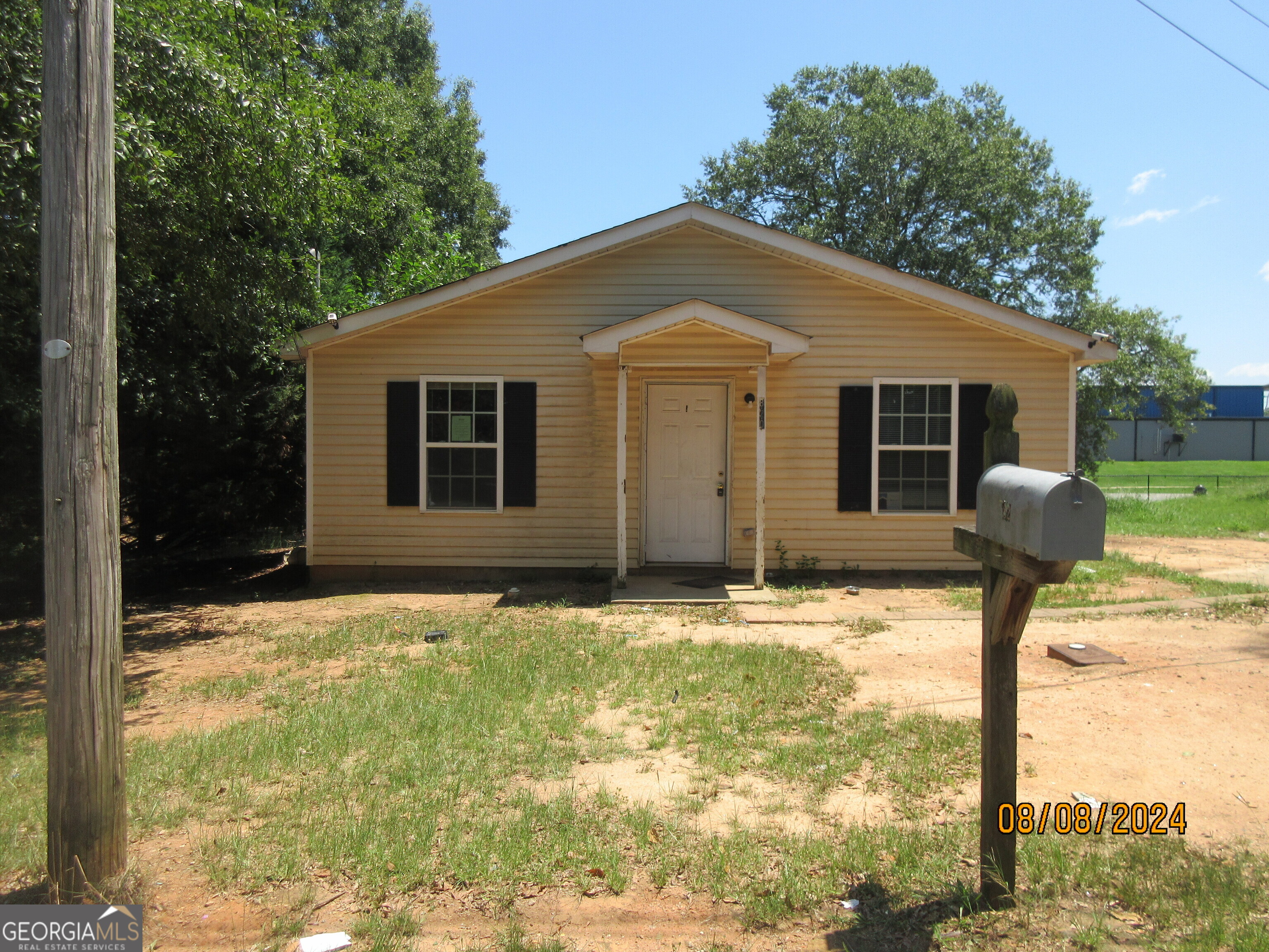 a front view of house with yard