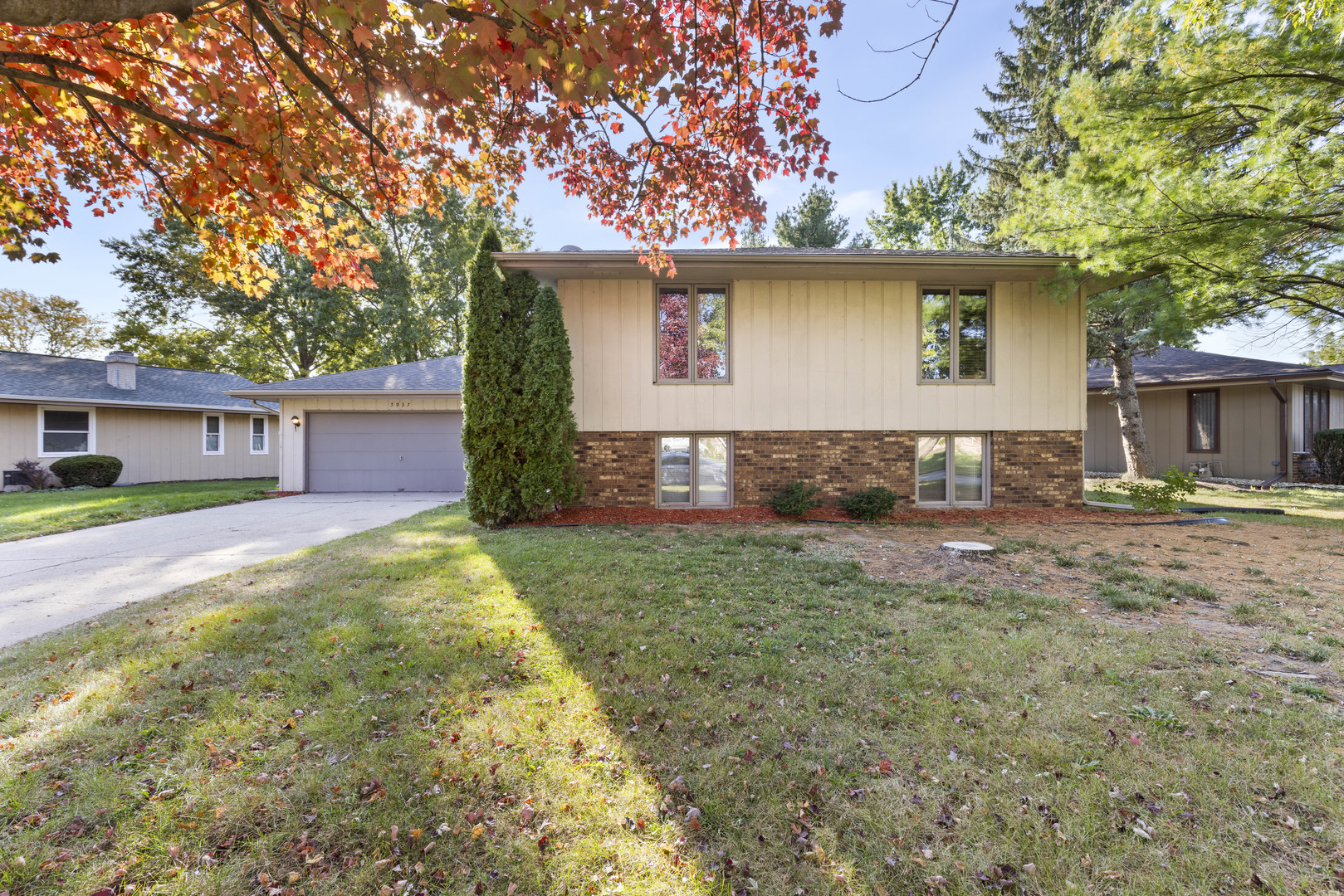 a view of a house with a yard