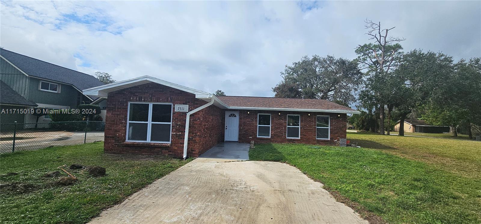 a view of a yard in front of house