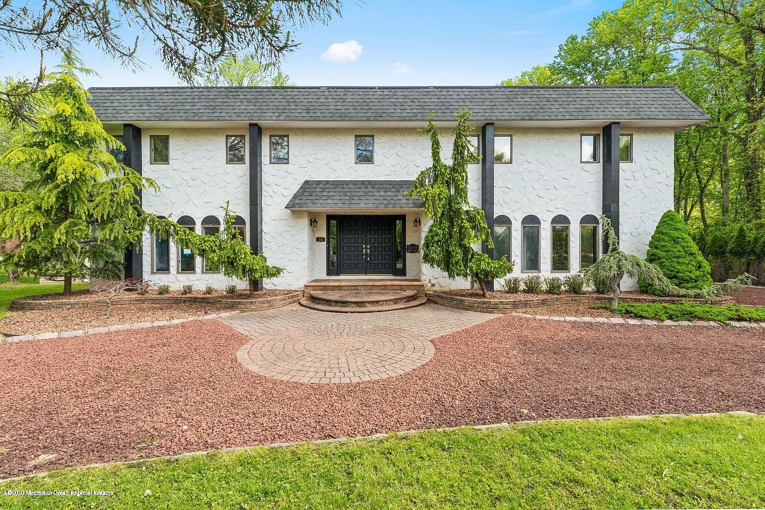 a view of a house with yard and plants