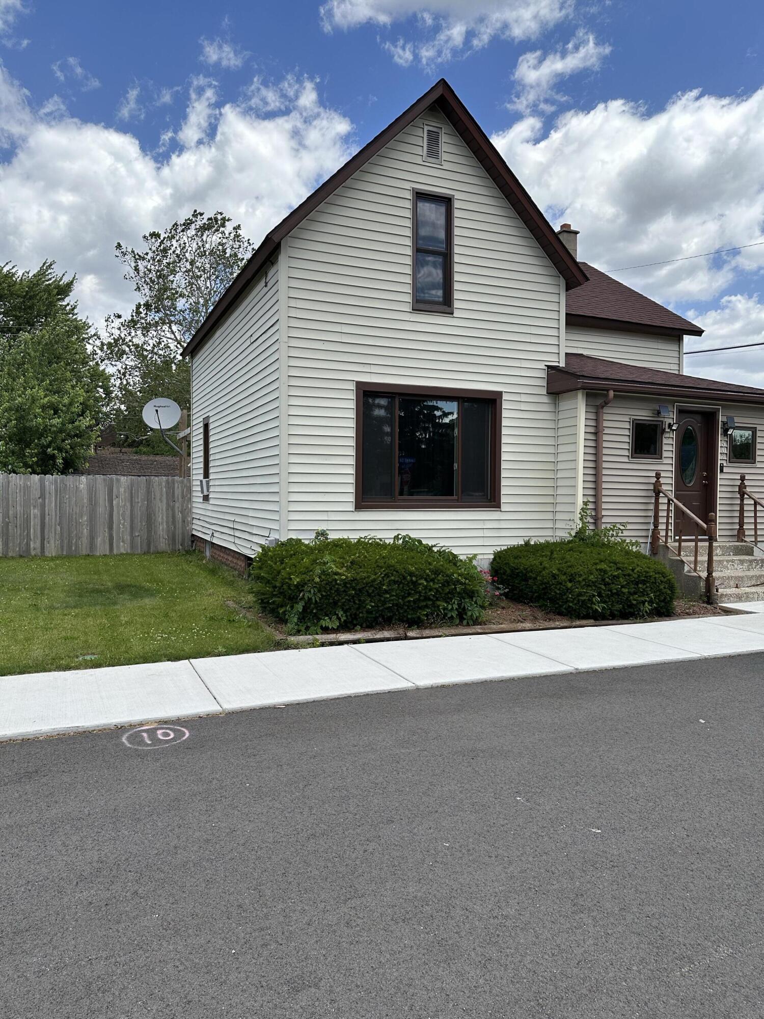 a view of a house with a yard