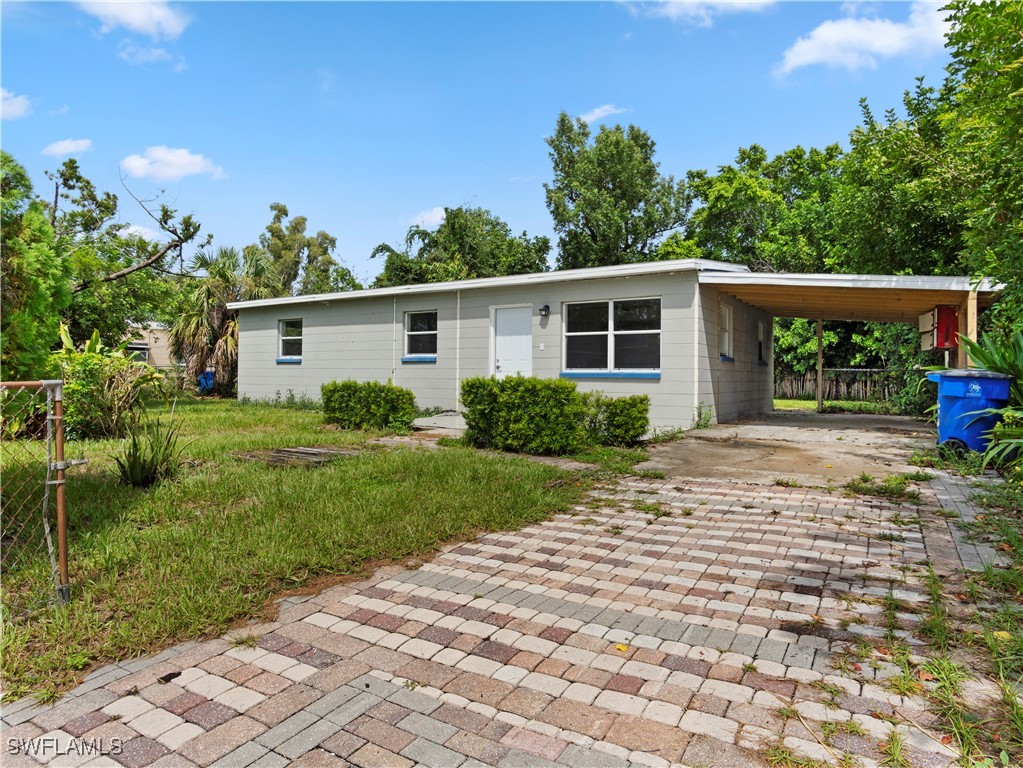 a view of a house with yard and plants