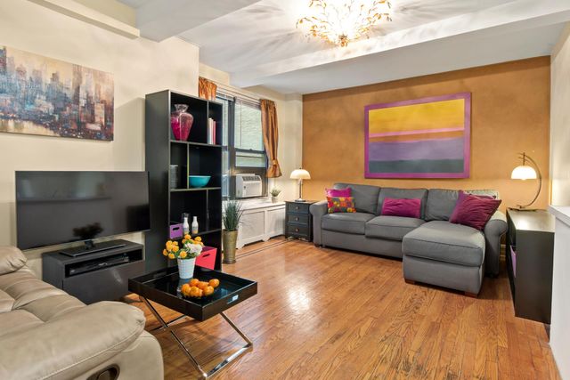 $2,450 | 235 West 102nd Street, Unit 6D | Upper West Side