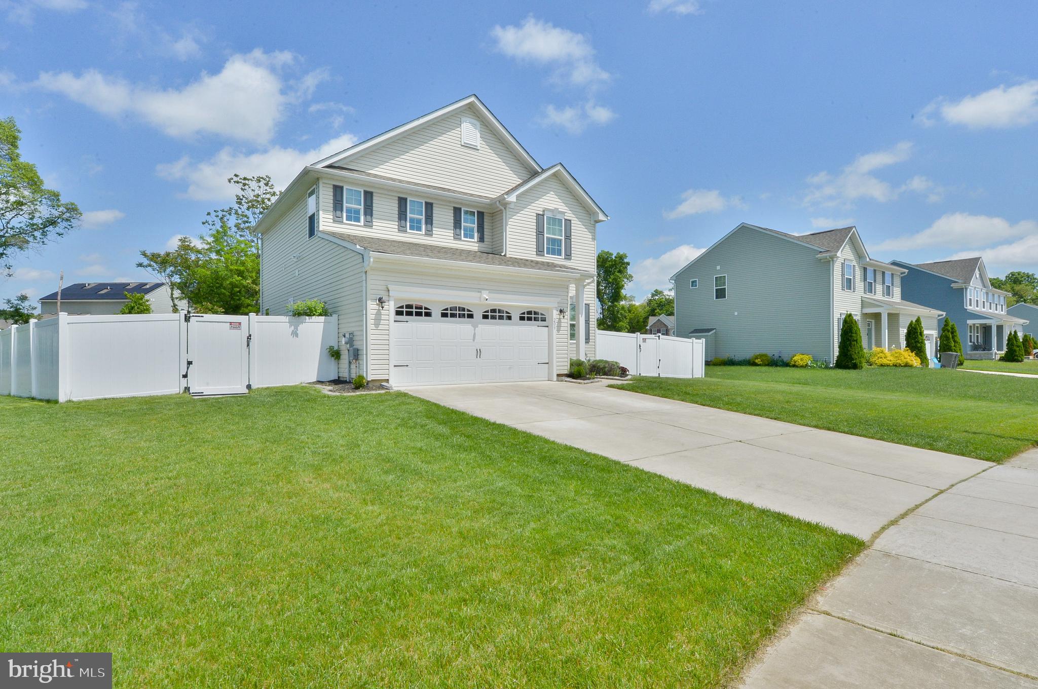 a view of an house with backyard and garden