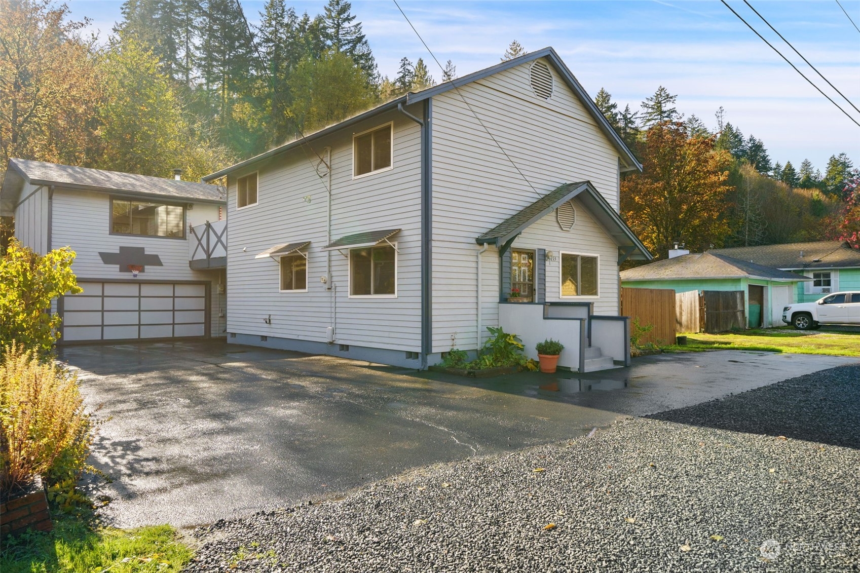 a view of a house with a yard