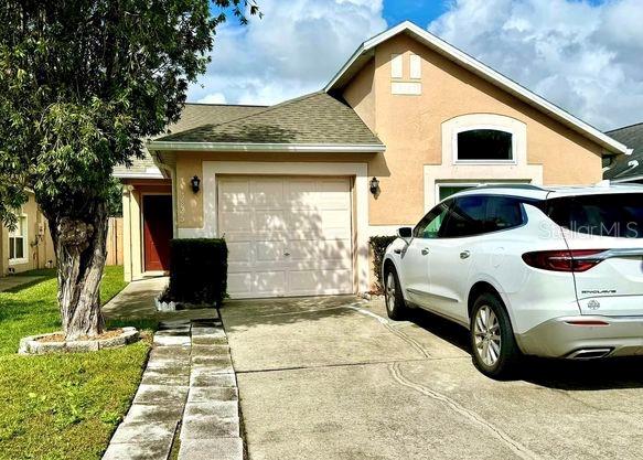 a view of a house with a yard