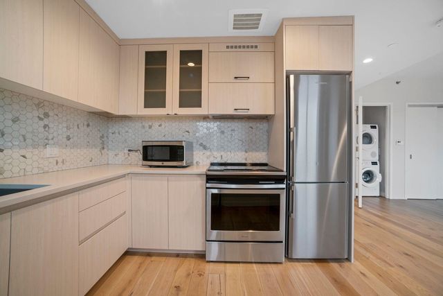 $3,200 | 555 Waverly Avenue, Unit 5T | Clinton Hill