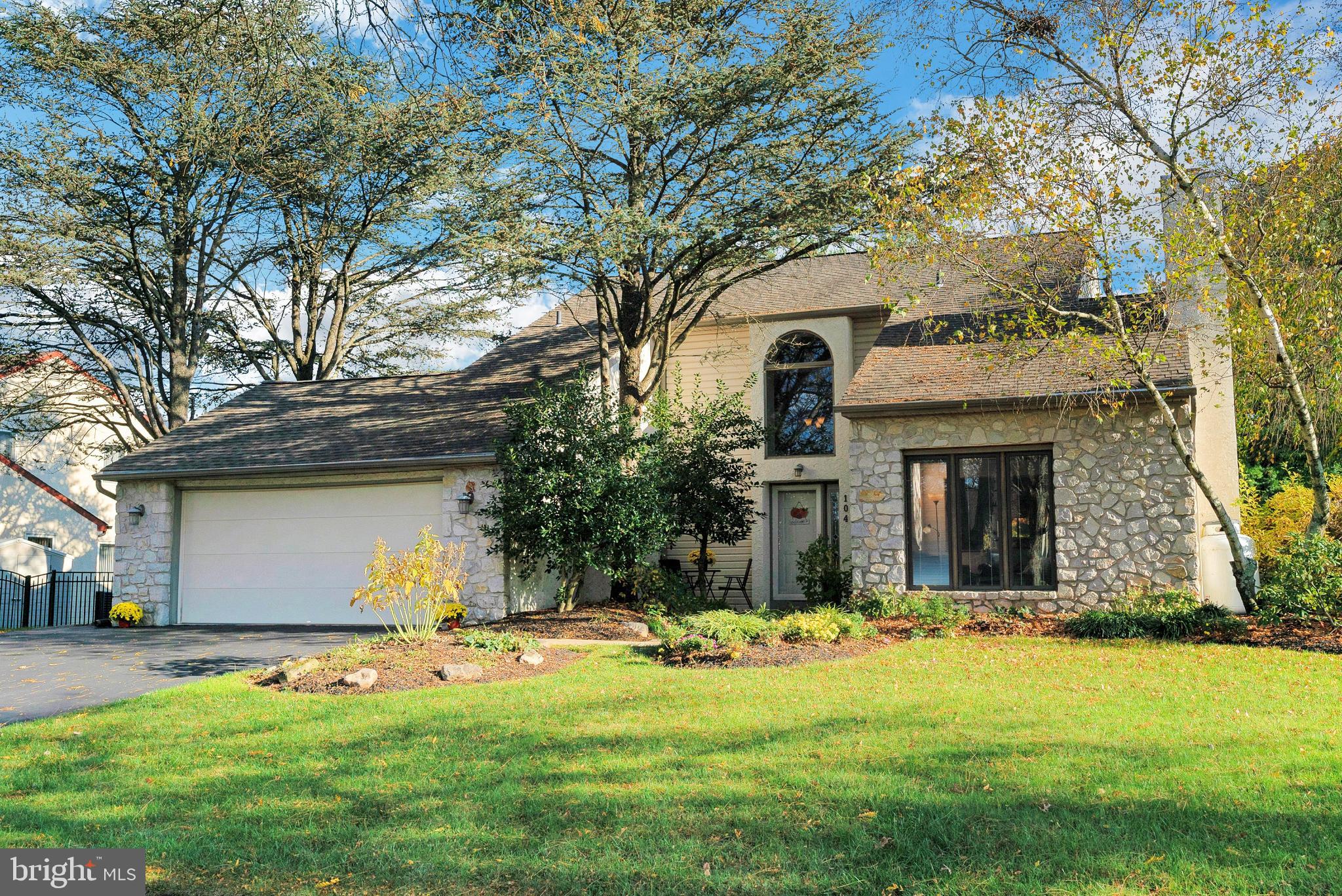 a front view of house with yard