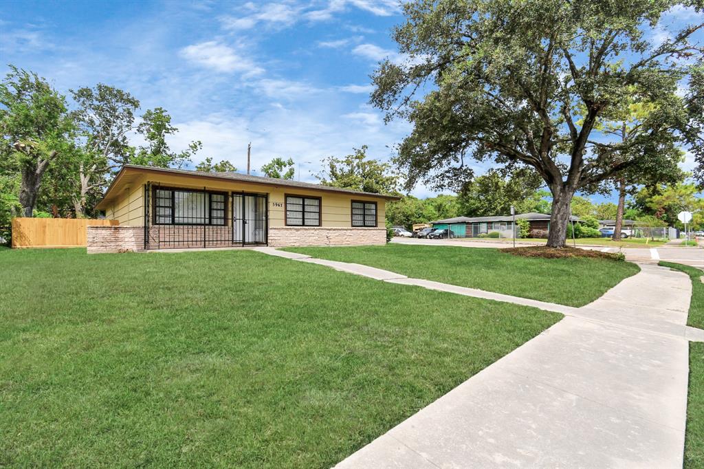 a view of house with a big yard