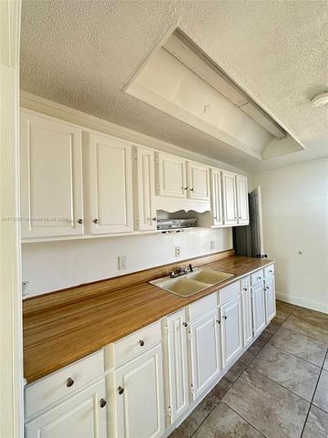 $2,100 | 720 Southwest 7th Avenue, Unit 12 | Southwest Lakes