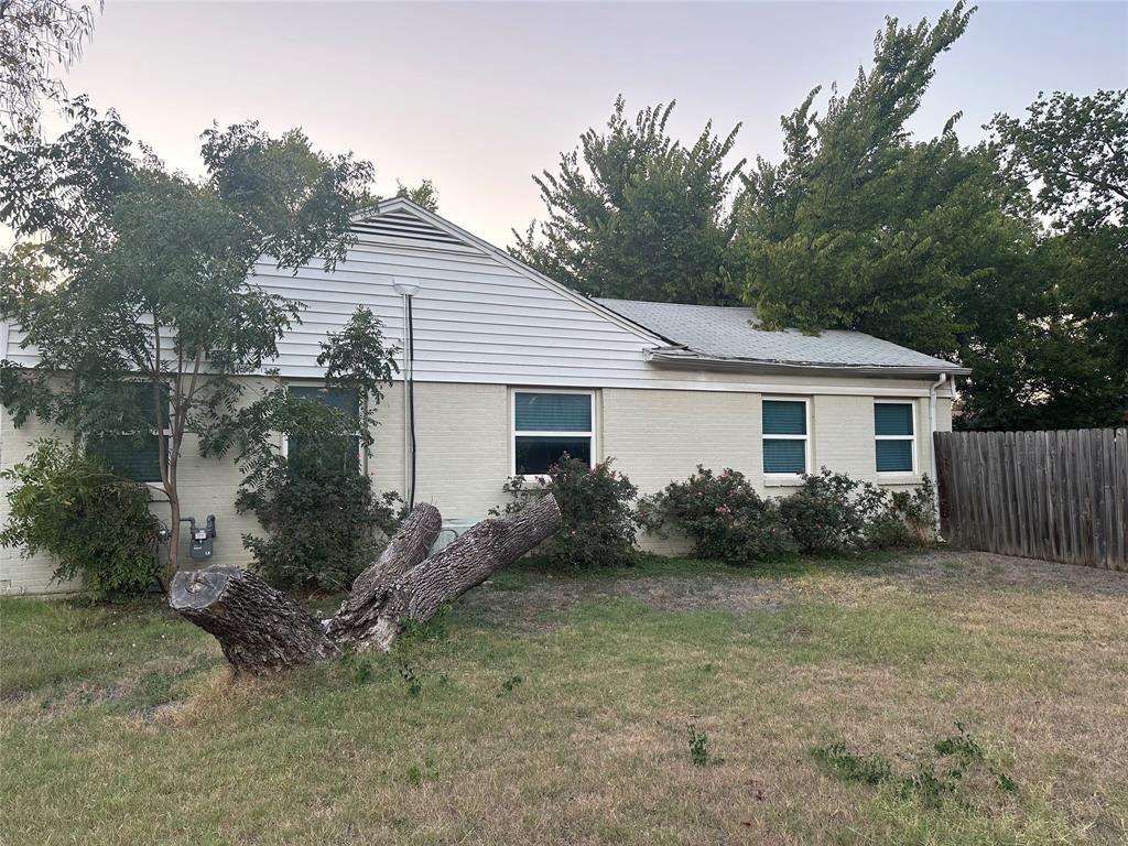 a view of a house with backyard