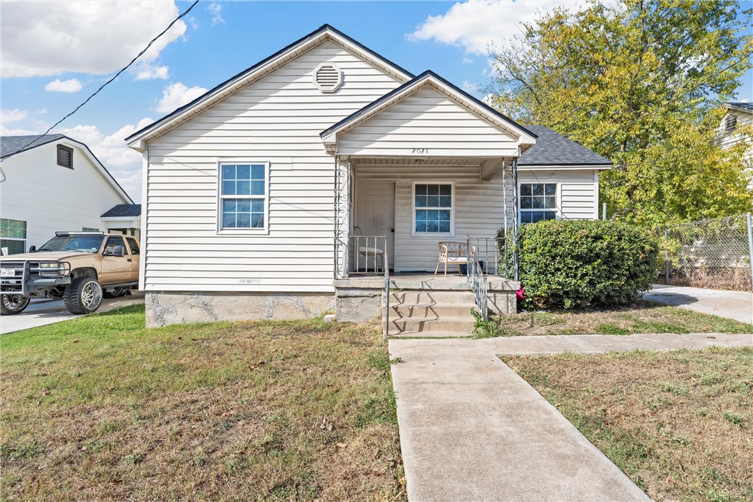 a view of a house with a yard