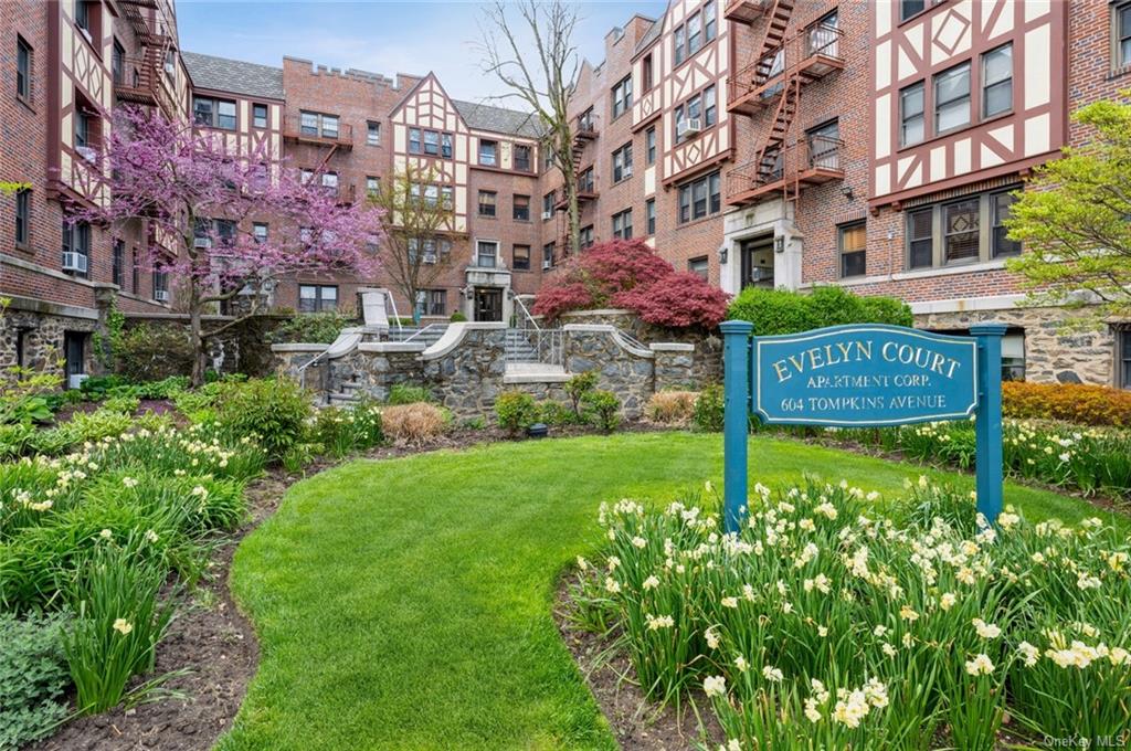 Front Courtyard of Evelyn Gardens