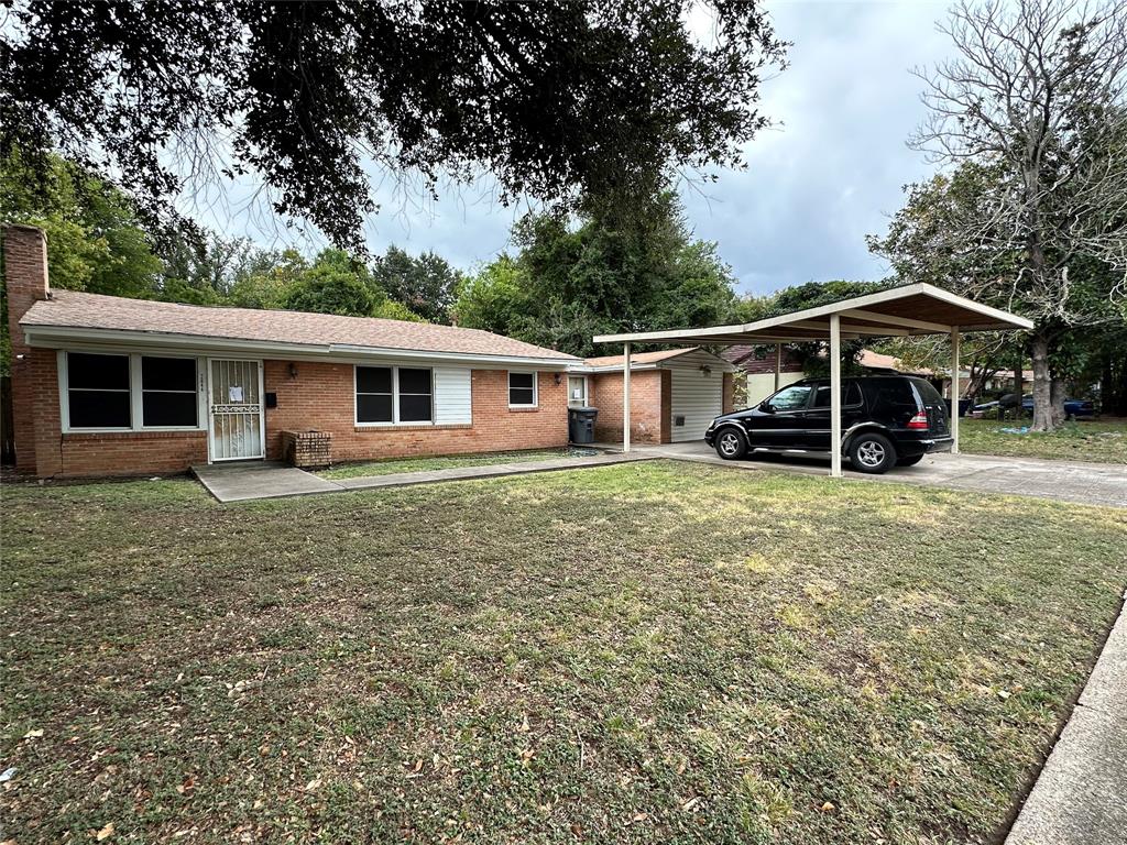 a view of a house with a yard